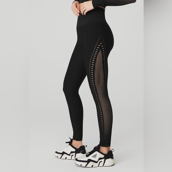 ALO Yoga Pants - ALO Black Seamless High-Waist 7/8 Open Air Legging
Size XXs NWOT